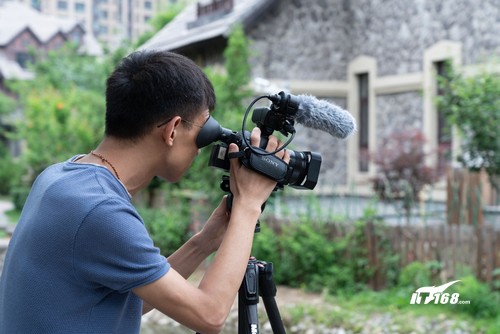 索尼AX700摄像机 让纪录片拍摄更简单